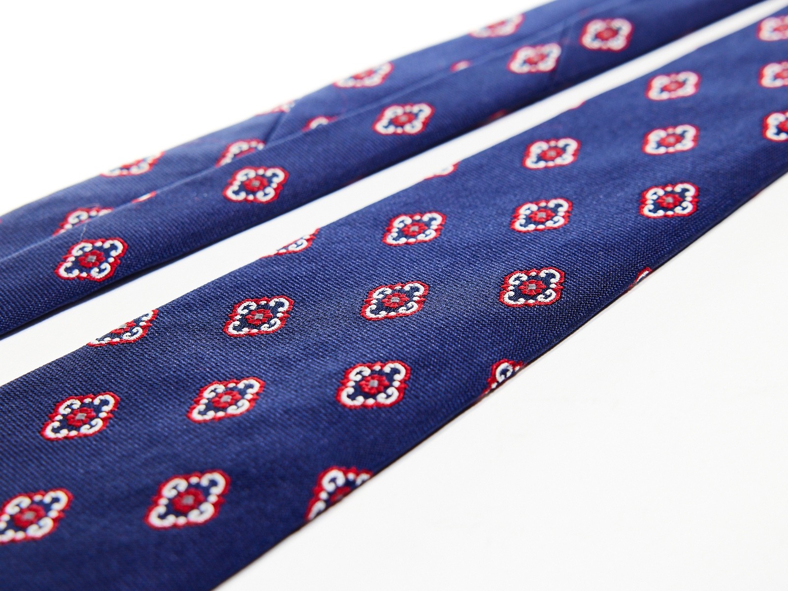 BIGI CRAVATTE Men’s 100% Silk Tie BLUE w/ RED MEDALLIONS 59″ x 3.25″ USED T22