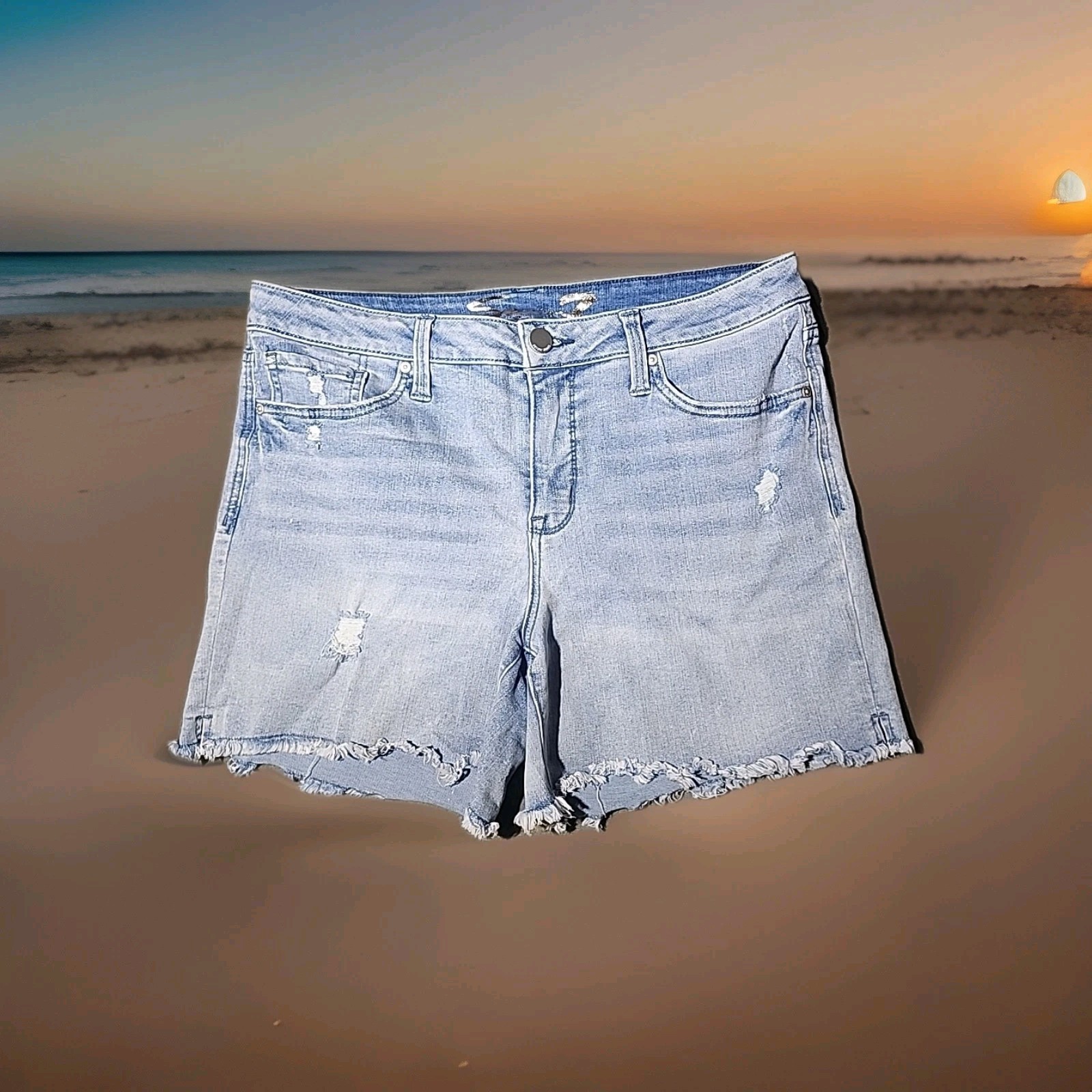 Seven7 🩳 Light Wash Distressed Denim Cut-Off Shorts — Women’s Size 12