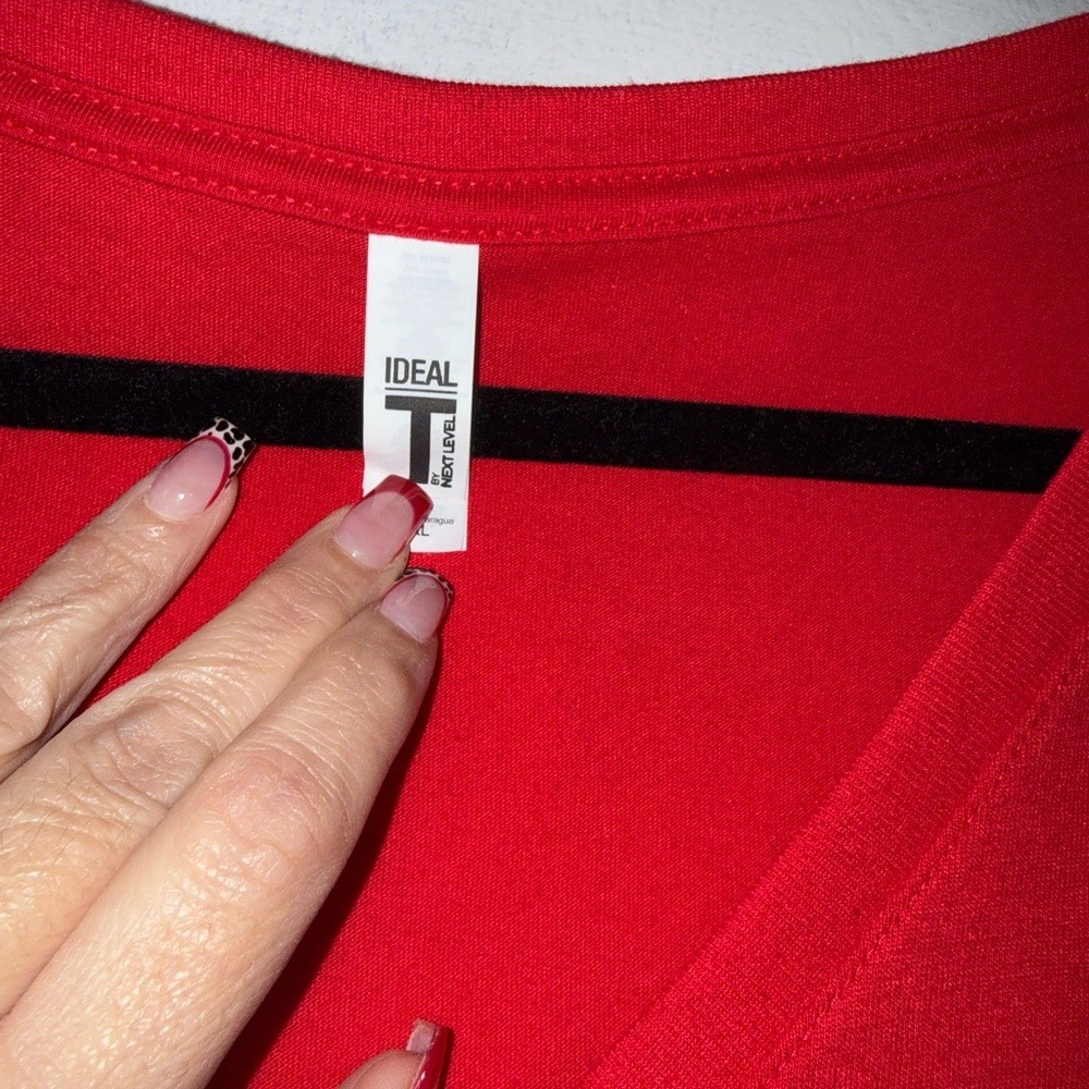 ✨ NWOT “Merry & Bright” Red V-Neck Tee – XXL ✨
