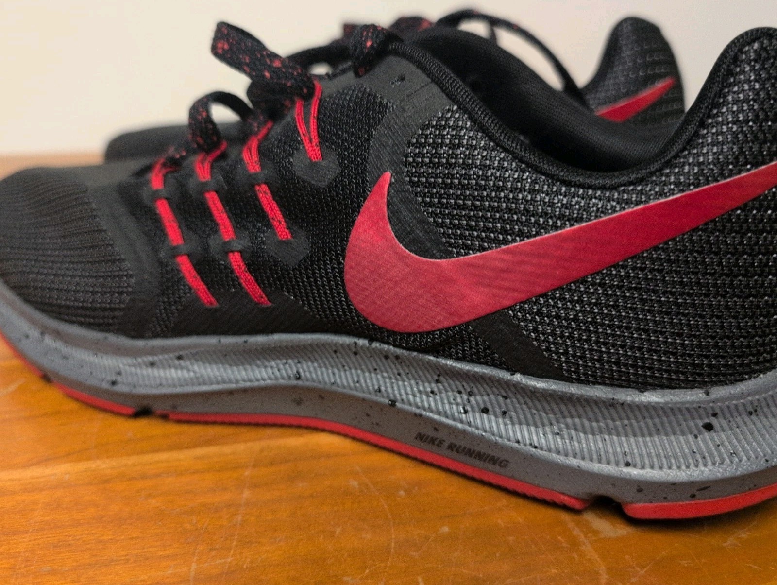 Nike Run Swift AR1945 001 Black Red Speckled Laces Size Men 8 Women 9.5