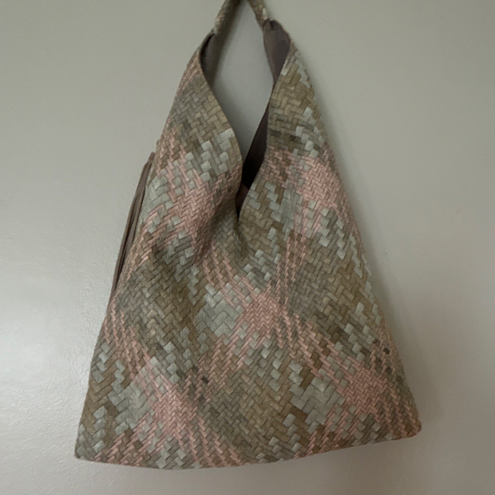 Woven Pattern Beige Pink Gray Hobo Shoulder Bag Tassel Accent Magnetic Zip
