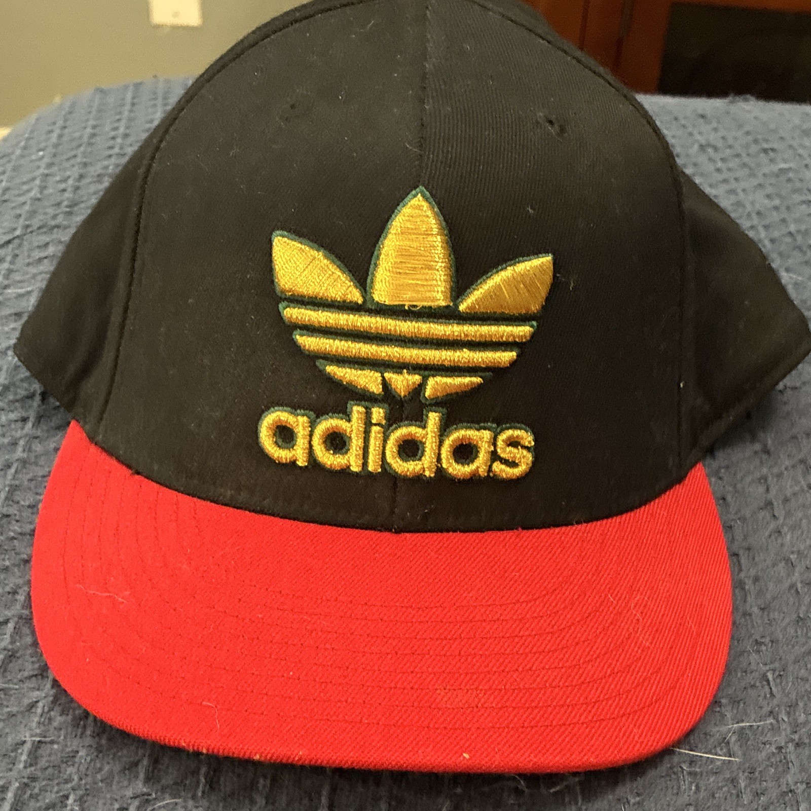 adidas Trefoil Men’s Fitted Baseball Cap Black/Red/Gold Size 7 1/4-7 5/8