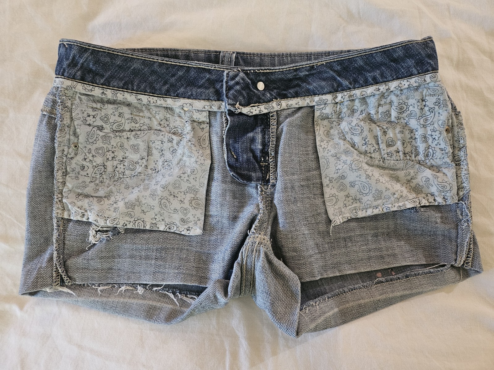 MUDD Low Rise Blue Denim Women’s Shorts with Orange Pink Paint-Splatter Size 5