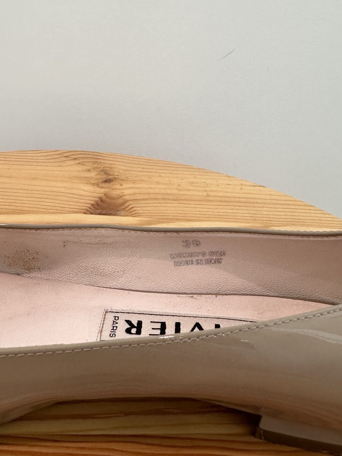 Roger Vivier Gommettine Leather Flats Beige 38 w/ Box, Dust Bag