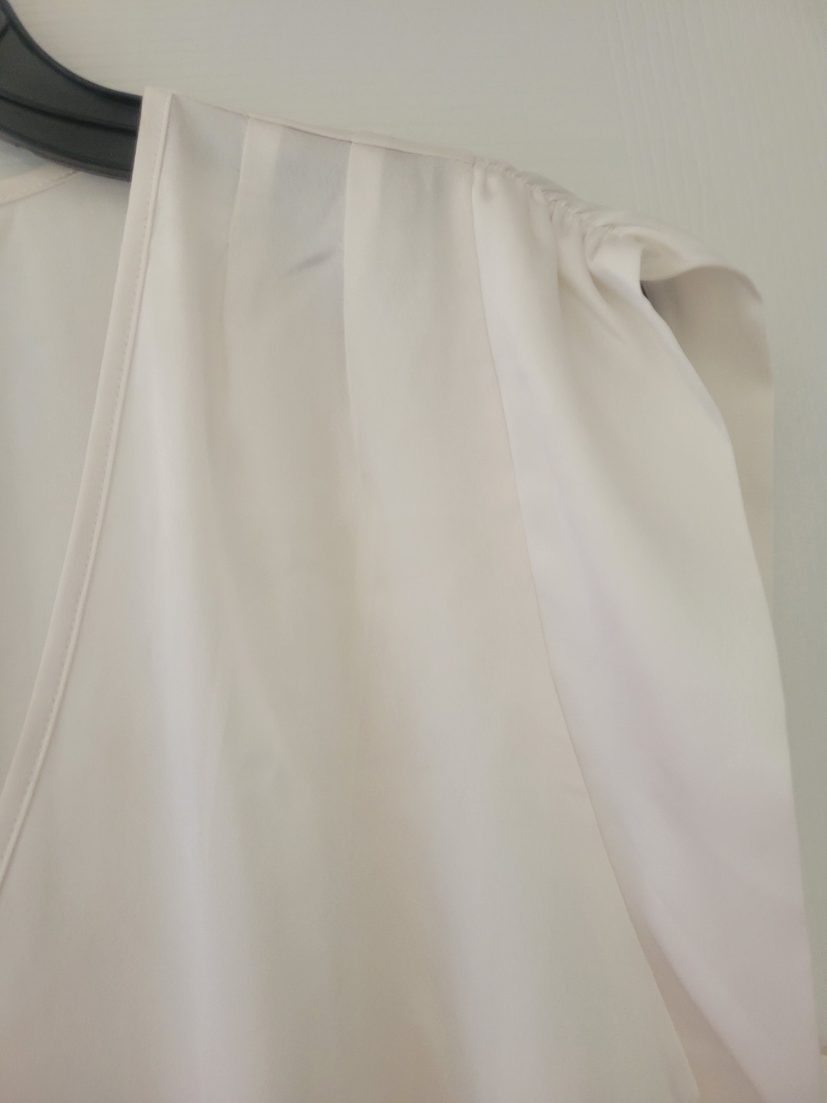 White House Black Market V Neck Ruched Shoulder Shell Blouse Top IVORY NWT XS