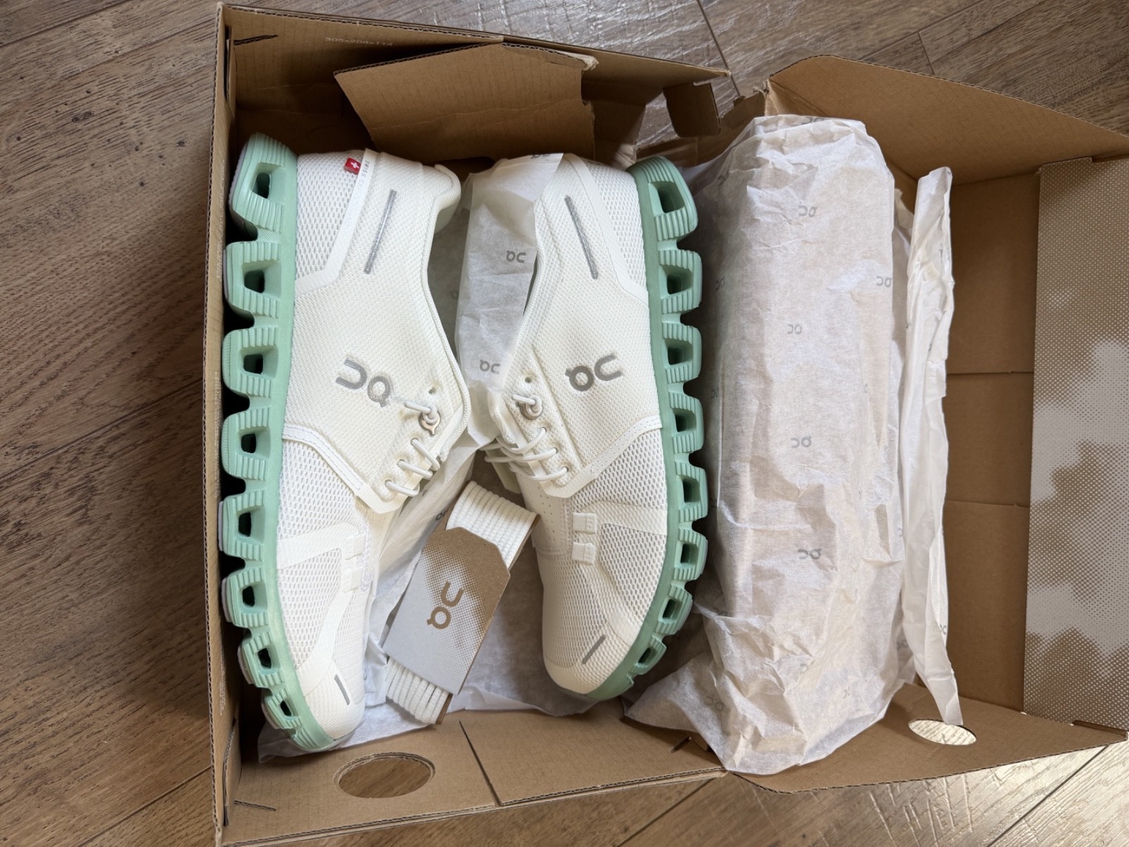 New In Box Women’s ON Cloud 5 White/Creek Size 8