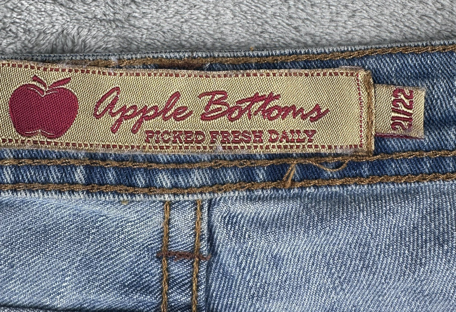 Vintage Apple Bottom Capri Jeans Women’s 21/22 Embroidered 90s Y2K Picked Fresh