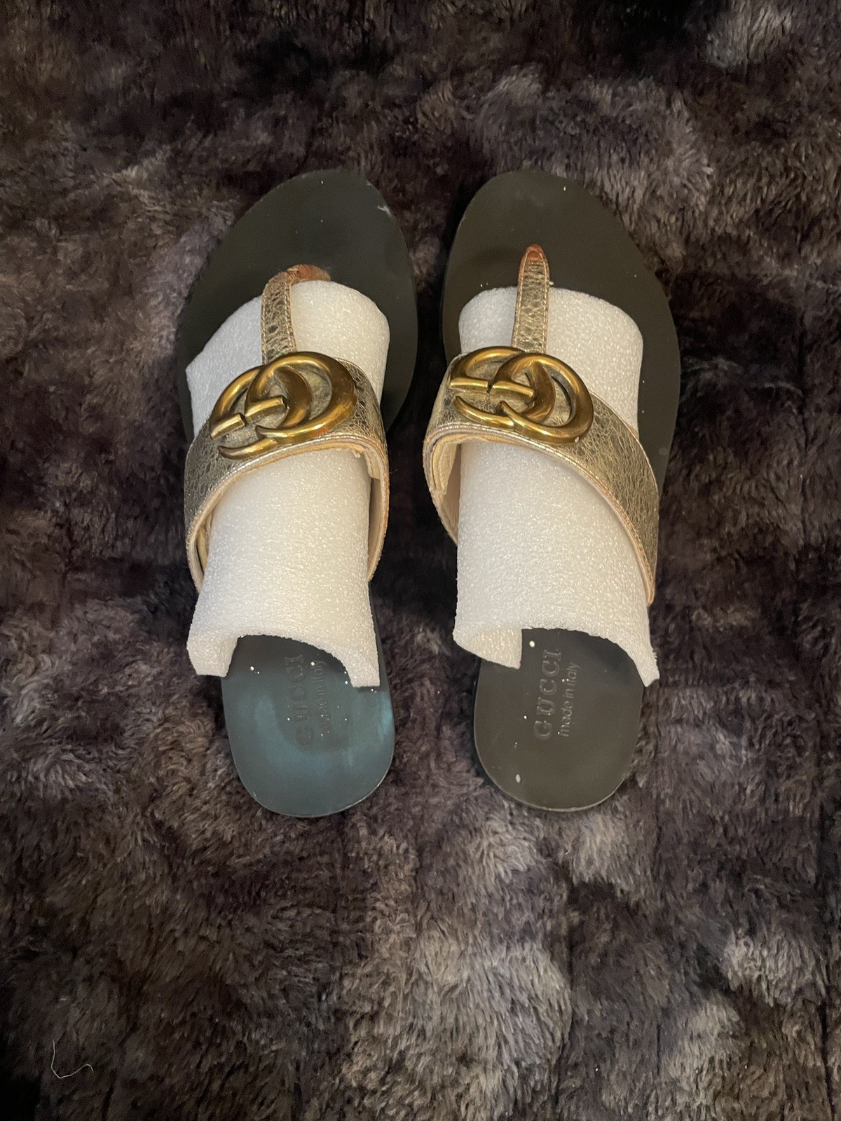 Gucci Logo Thong Sandals Women size 8 Black/Gold Rubber Slip-On