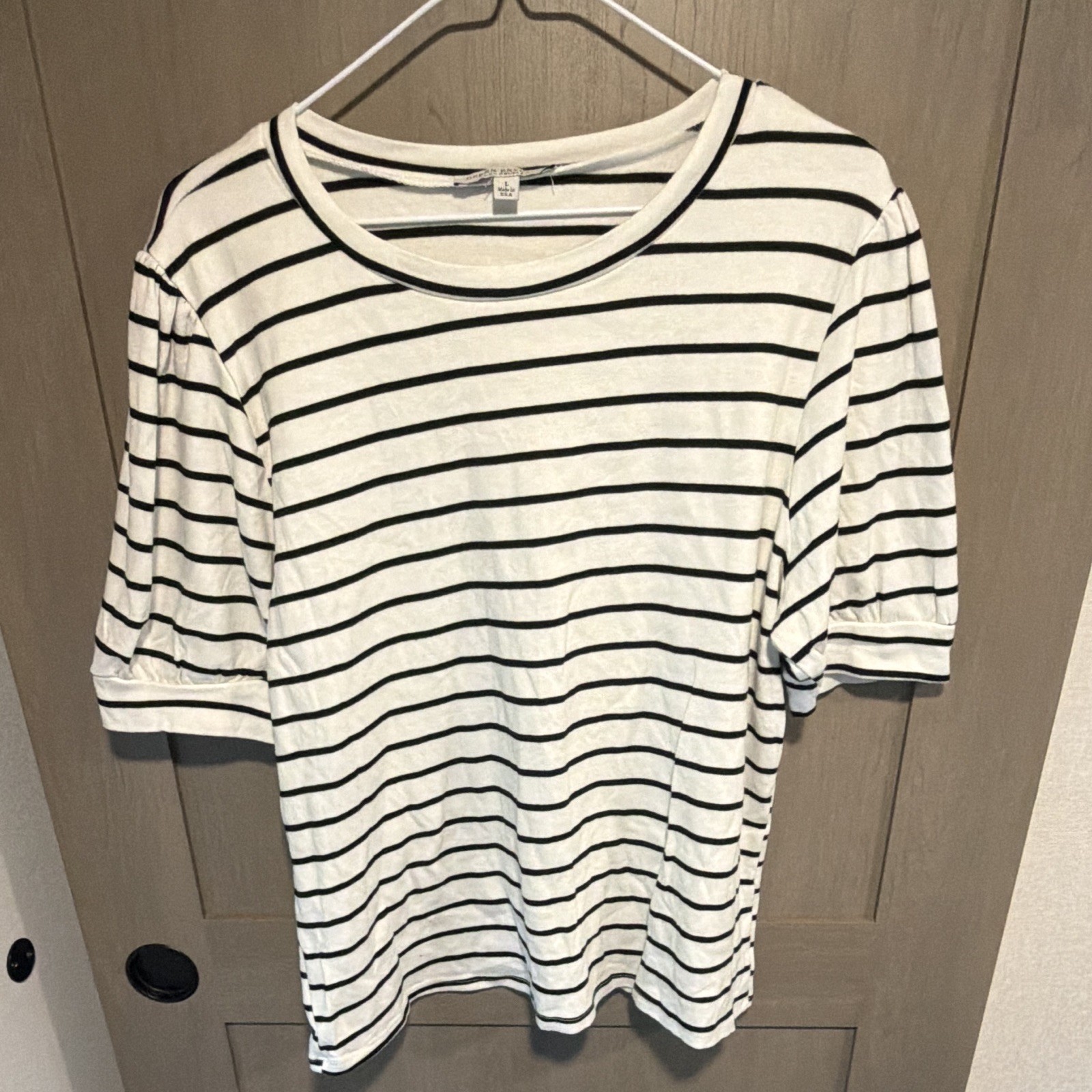 Green Envelope Los Angeles Women’s L Black/White Striped Knit Puff Sleeve Tee