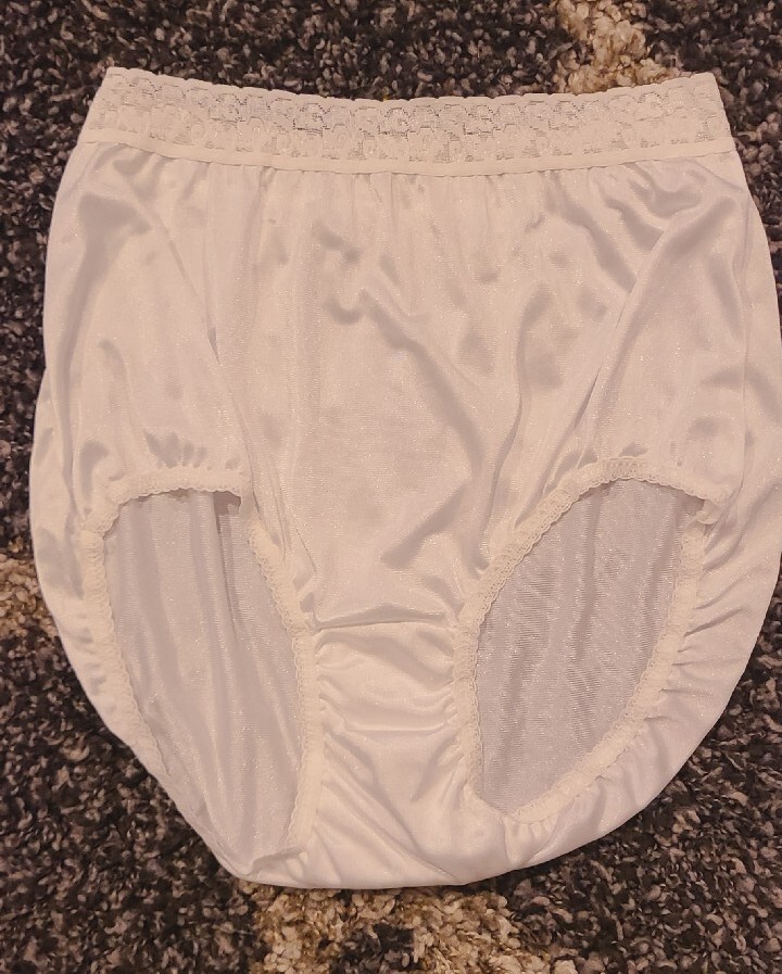 90’s Vintage Hanes Her Way 100% nylon panties w/tags size 5-10 Wide Lace
