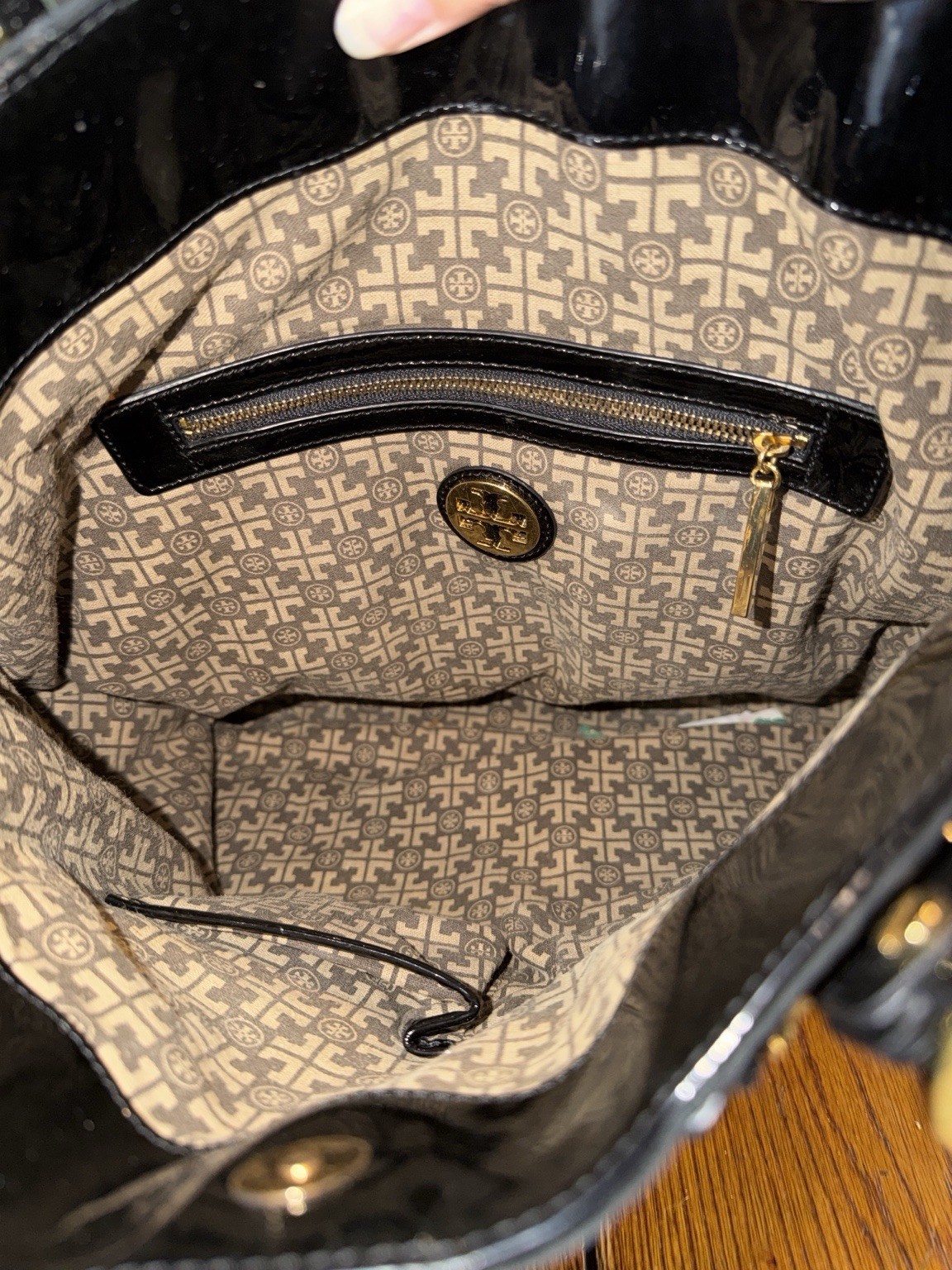 Tory Burch Black Shoulder Bag Gold Hardware Logo Accents Lined Inner Pockets