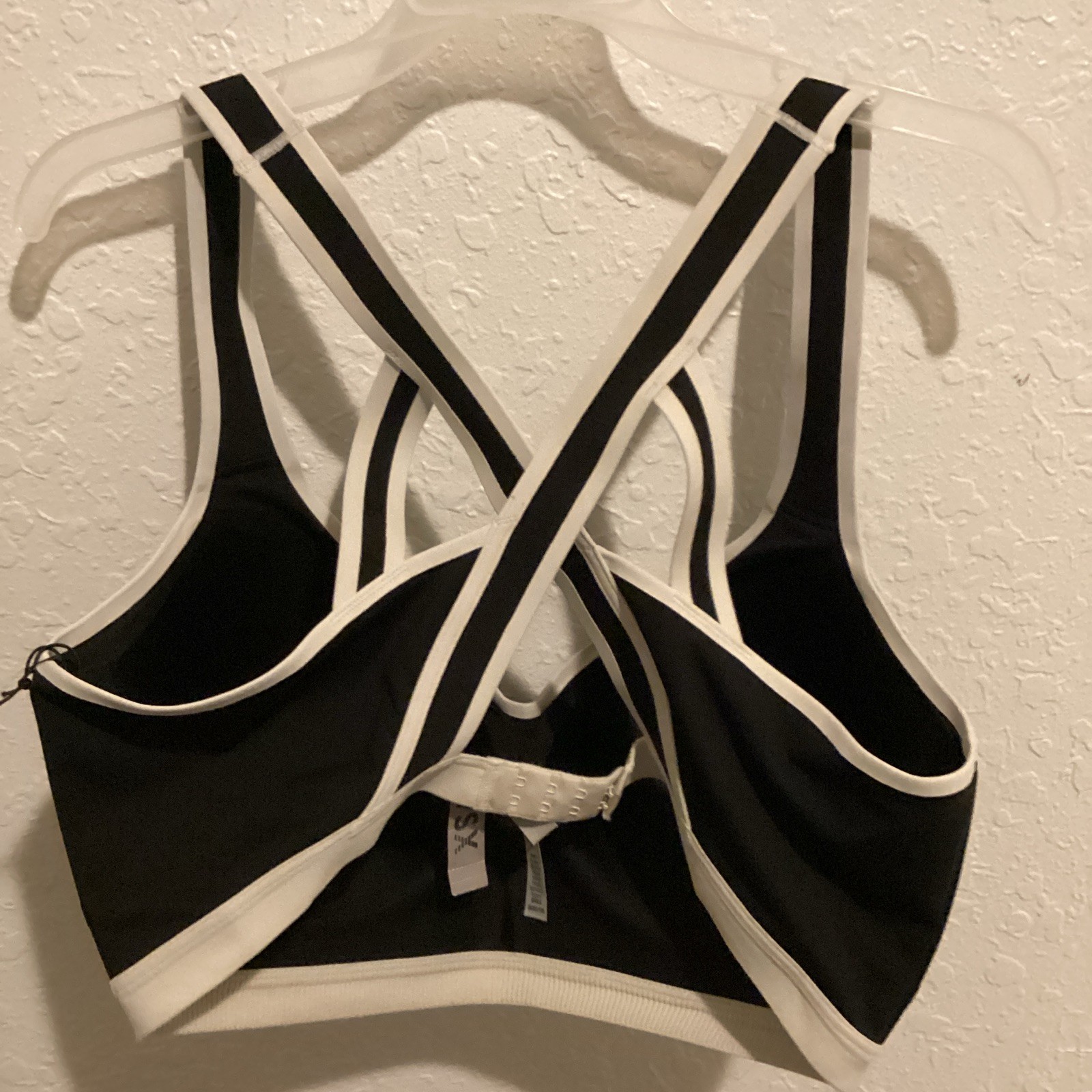 VS 36DD Black/White Solid Crossback Padded Sports Bra Hook & Eye Closure