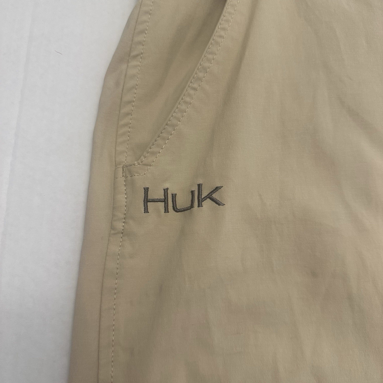 Huk Performance Fishing Cargo Shorts Size XXL Khaki 7” Inseam Quick Dry Vented