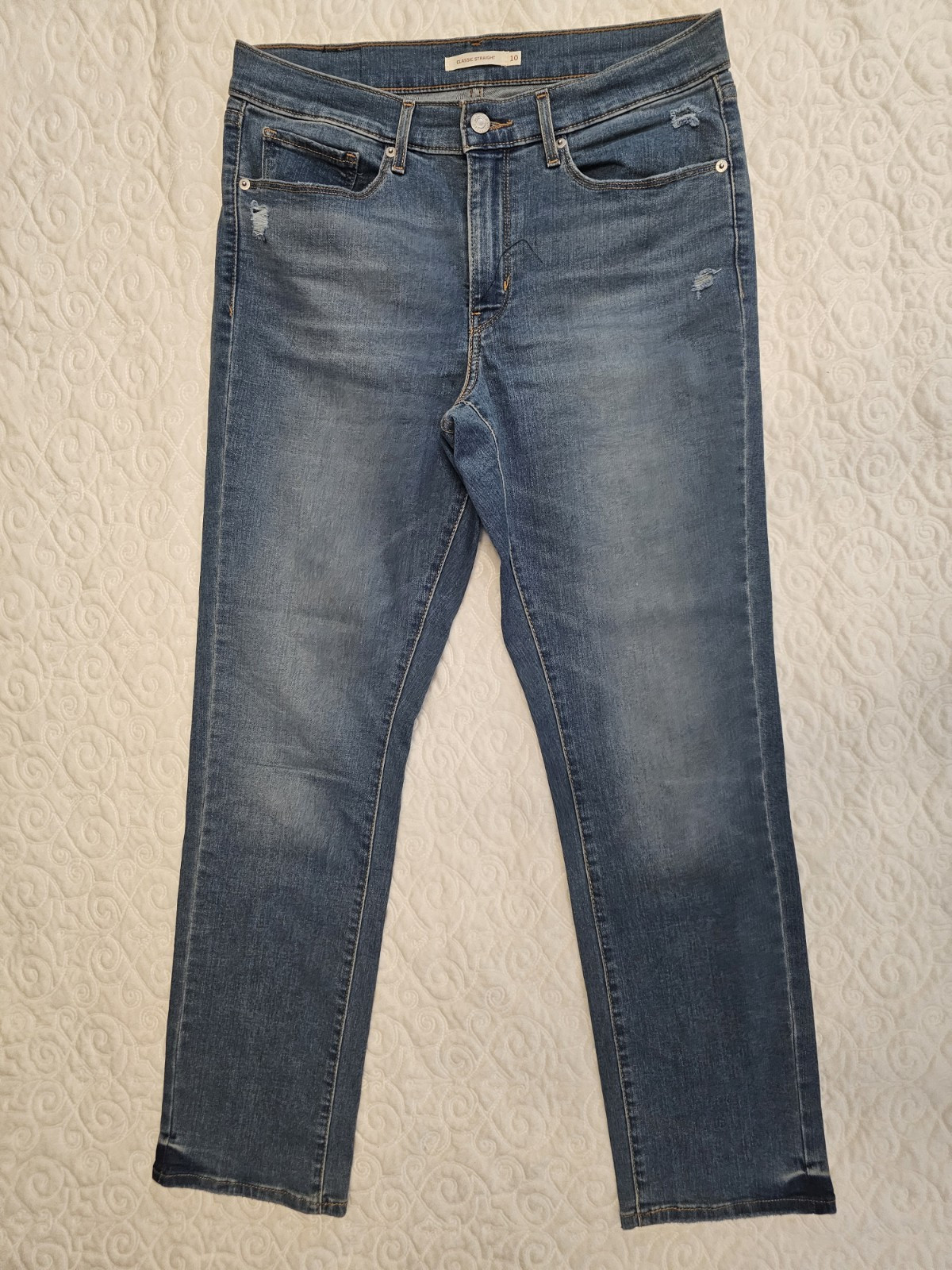 WOMEN’S LEVI CLASSIC STRAIGHT LEG WITH WORN EMBELLIISHMENTS SIZE 10