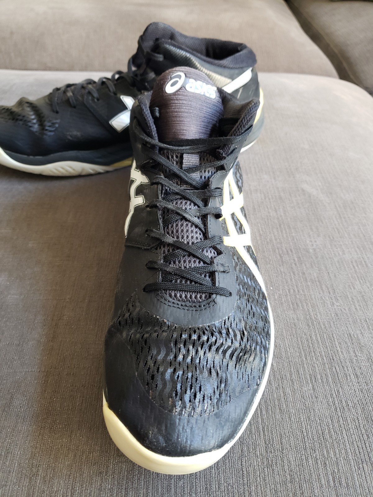 Size 13 – Asics Men’s Sky Elite FF Black Gold Volleyball Shoes Mid Top READ DESC