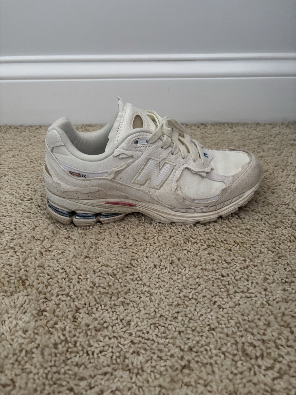 New Balance 2002R Men’s Low Top Lace-Up Athletic Sneakers White/Beige