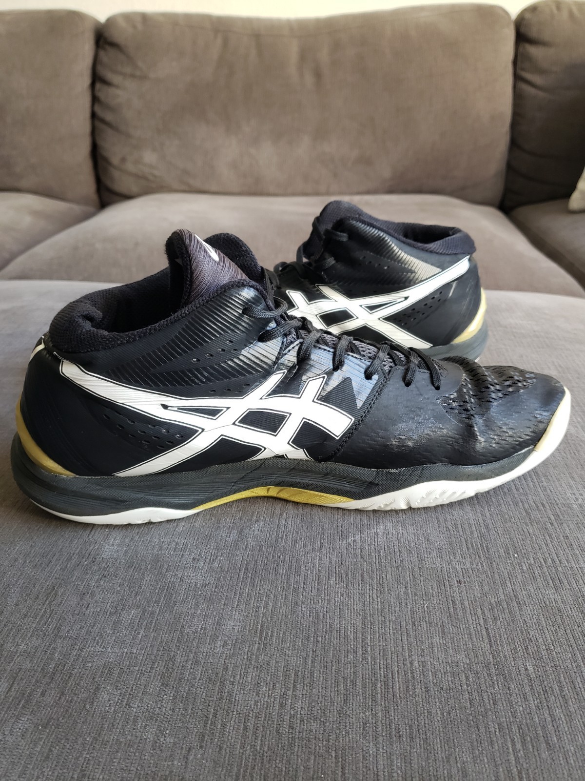 Size 13 – Asics Men’s Sky Elite FF Black Gold Volleyball Shoes Mid Top READ DESC