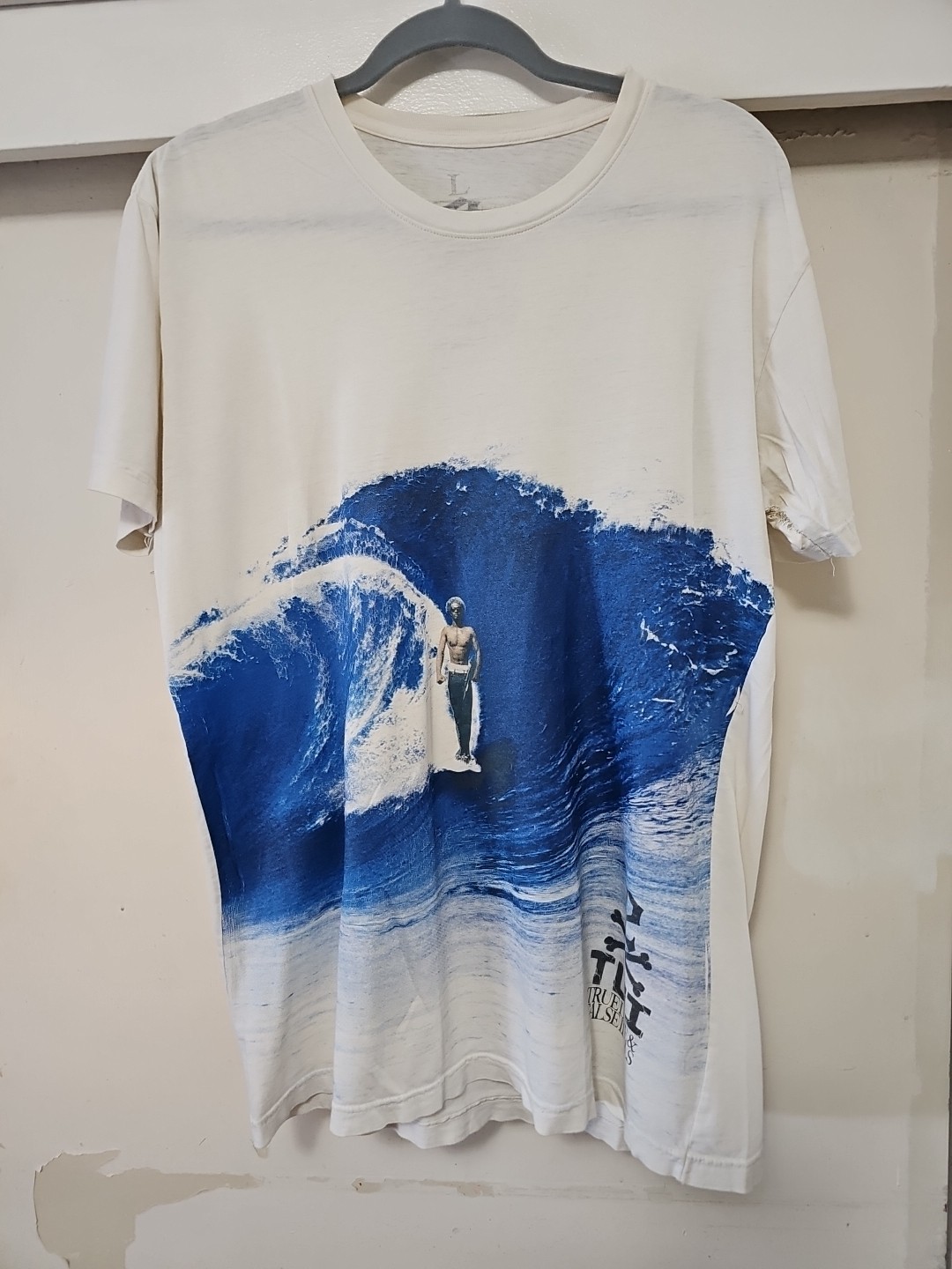 True Love & False Idols Painted Feel Muscular Wave Rider Distressed Tshirt L