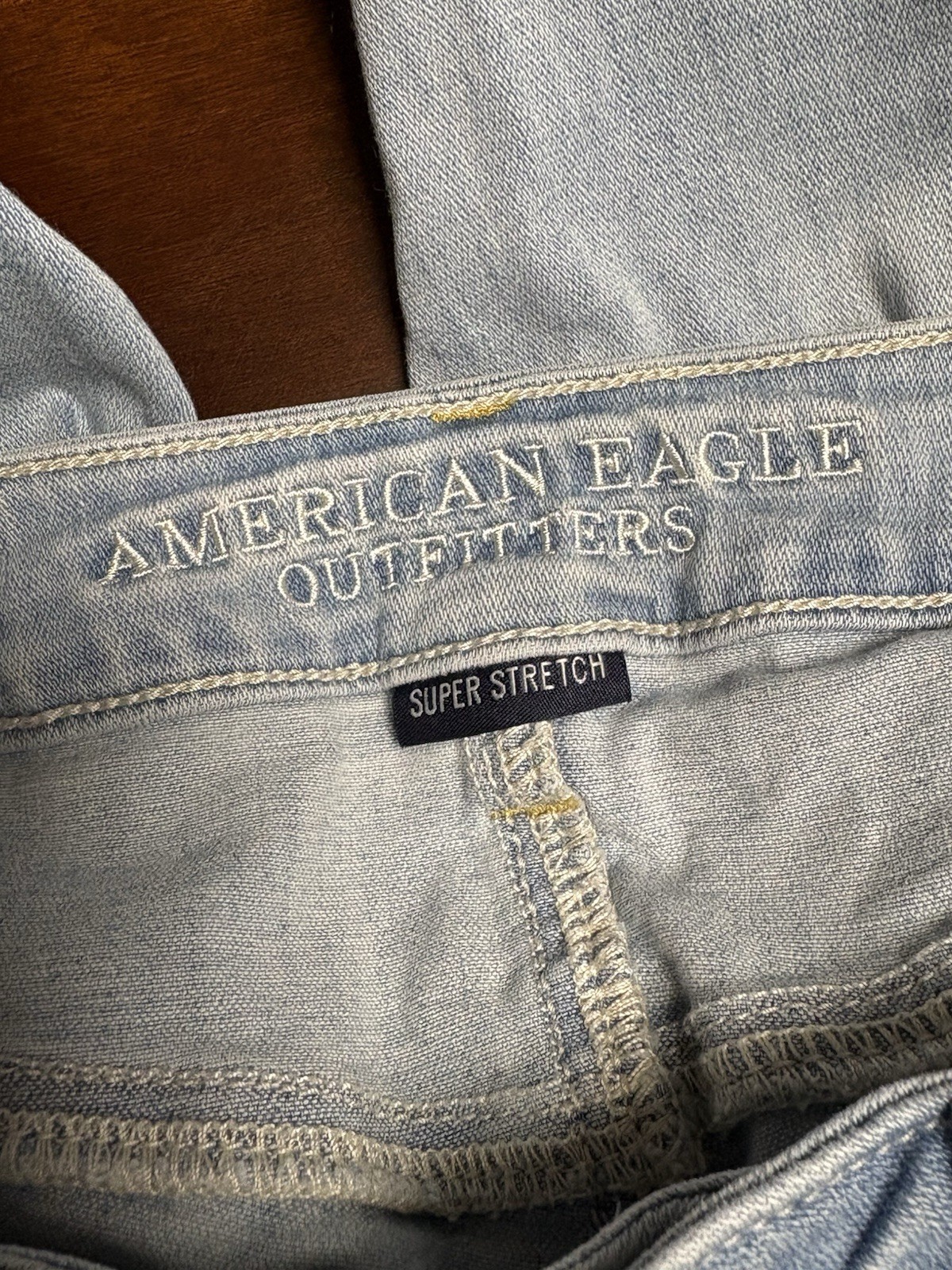 American Eagle Women’s Light Wash Super Stretch Distressed Skinny Jeans Size 4