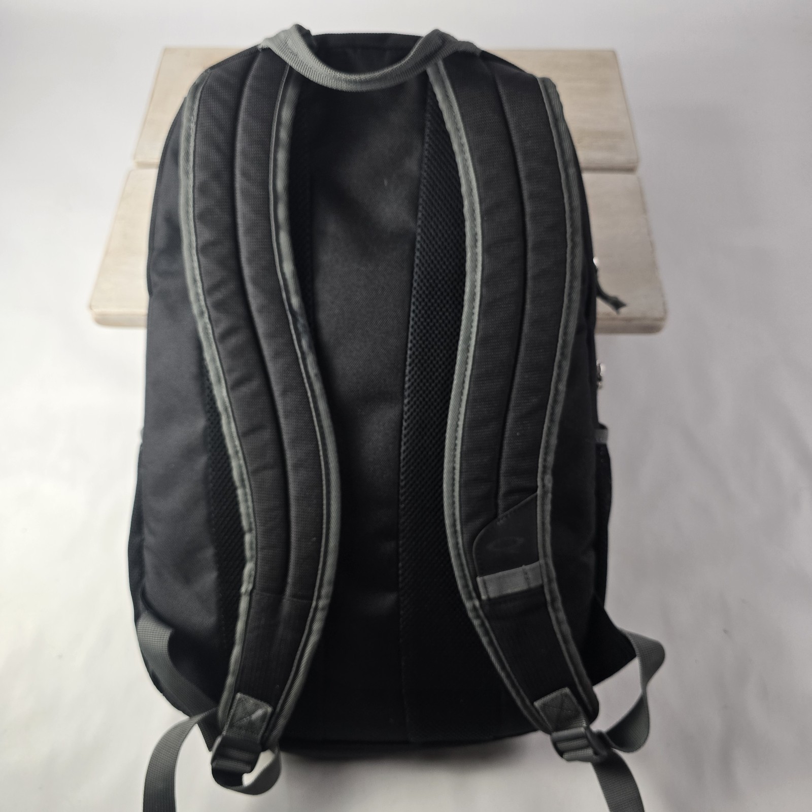 Oakley 5-Speed Backpack Grigio Scuro Medium Sized # 92792 Black