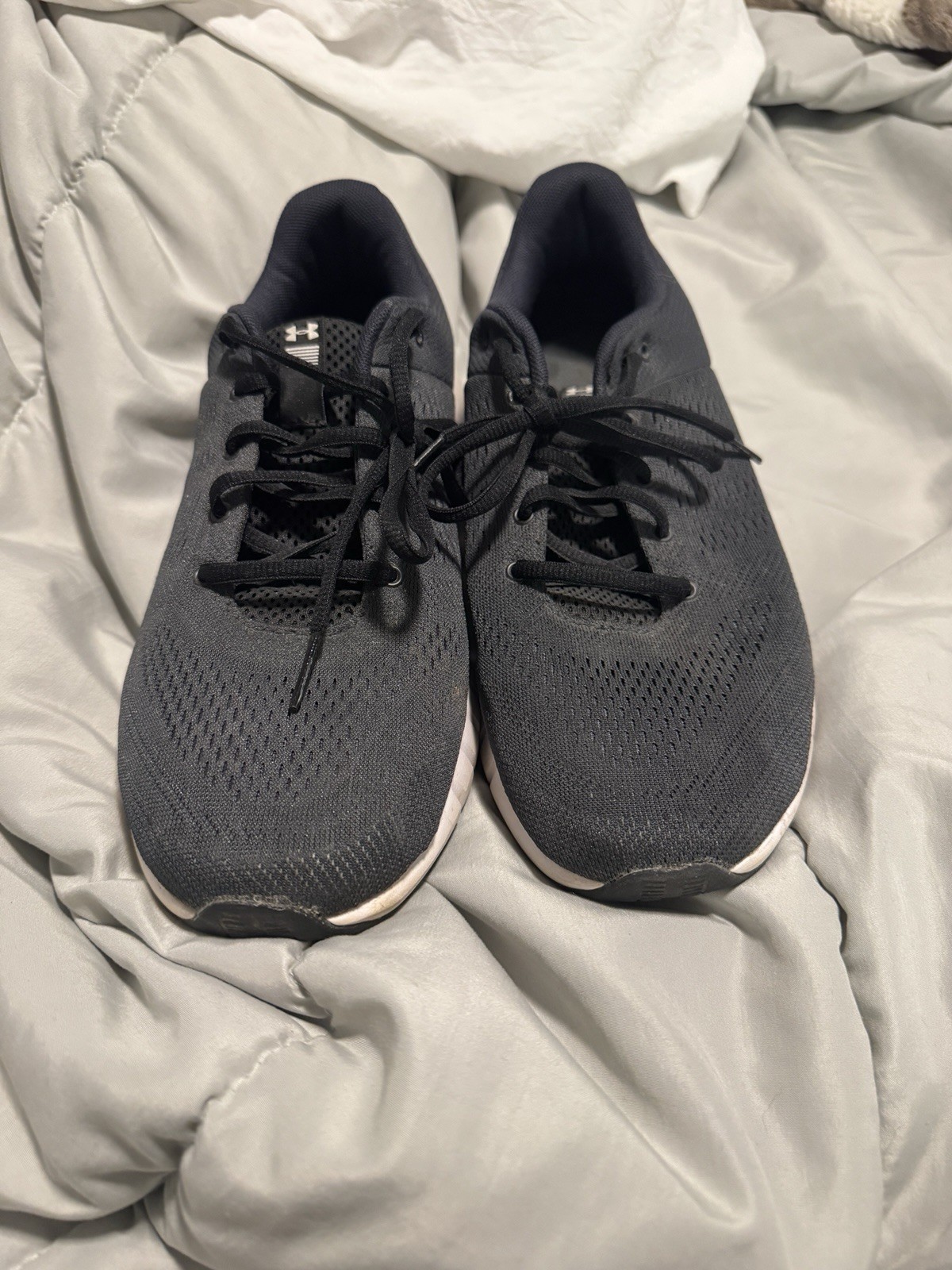 Under Armour women’s Black/White Low Top Lace-Up Athletic Sneakers Logo