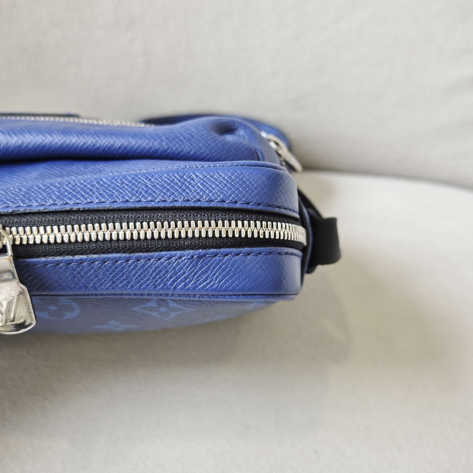 Louis Vuitton outdoor presbyrose leather messenger bag blue (25*18*9)cm