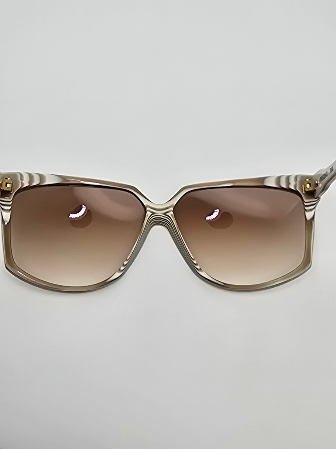 Anne Klein 3000 680 White Frame Light Brown Gradient Lens Sunglasses w Case Itay