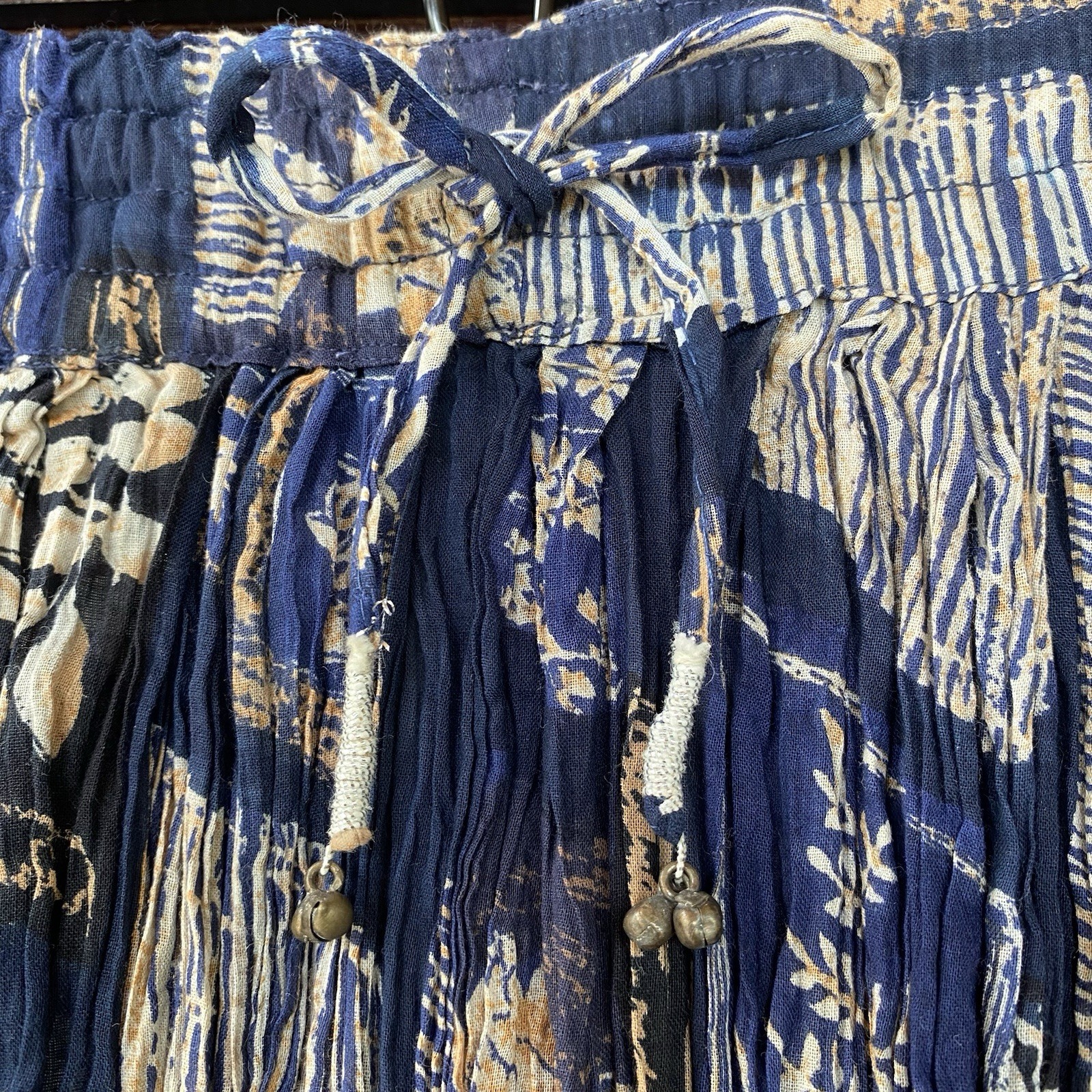 VTG 100 Cotton Crinkle Midi Skirt Womens L Broomstick Bell Tassel Boho Navy Leaf