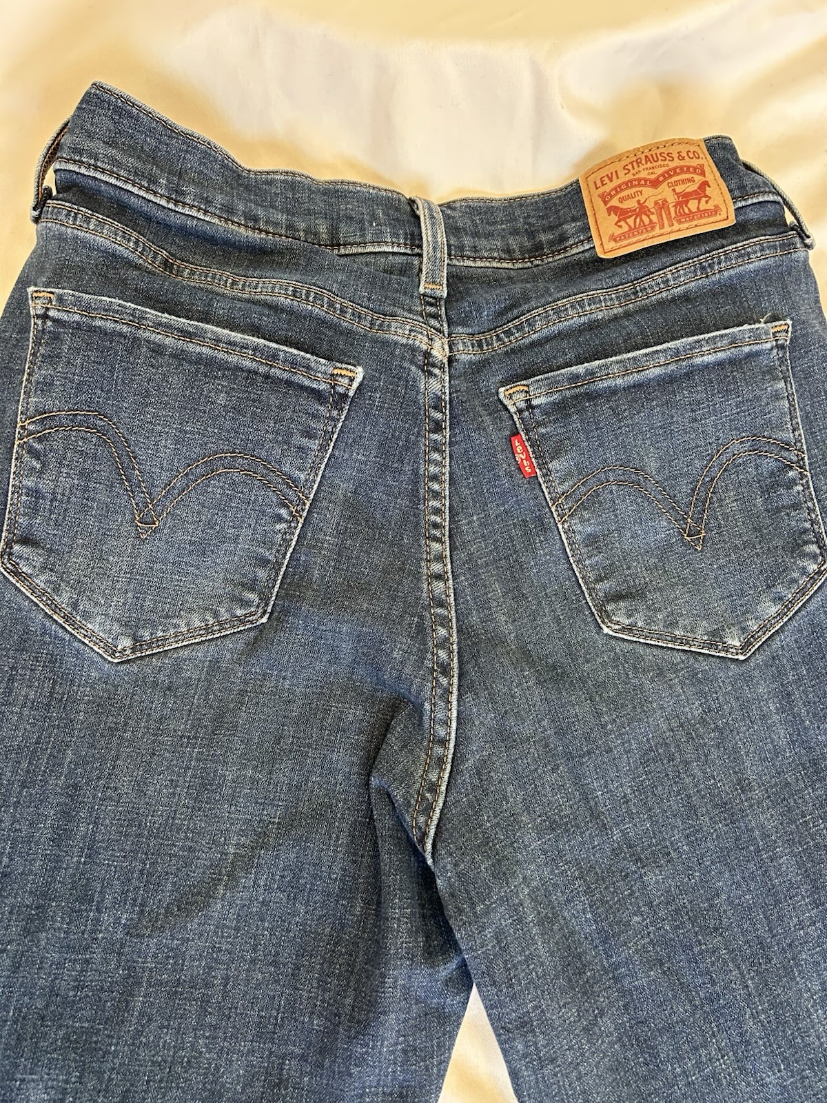 Levi’s Women’s Straight Leg Stretch Denim Jeans Medium Wash Mid Rise Size 6