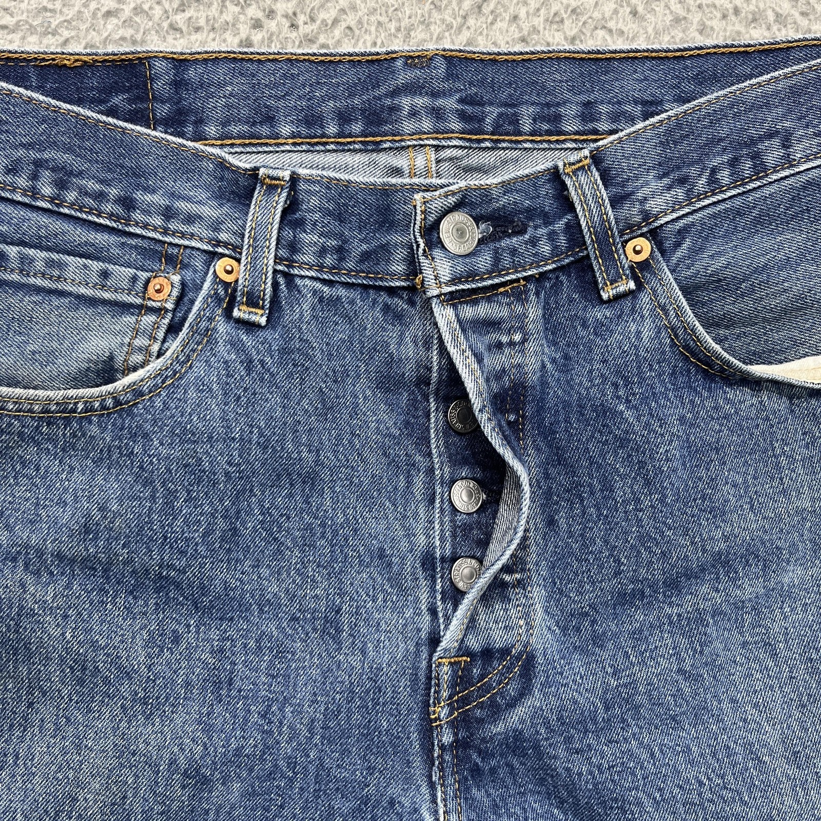 Levis 501 Jeans Mens 32×30 Blue Medium Wash Straight Leg Button Fly Denim