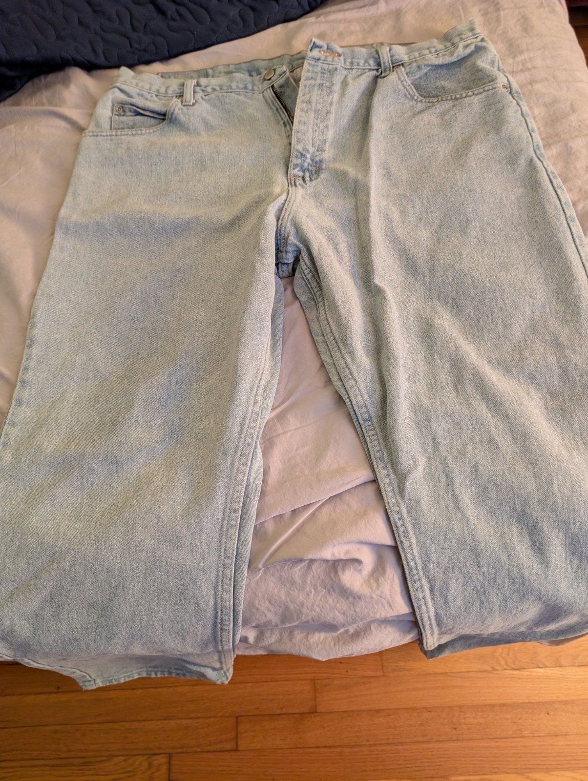 Used Wrangler Men’s Faded Blue Jeans 40″w x 32″l