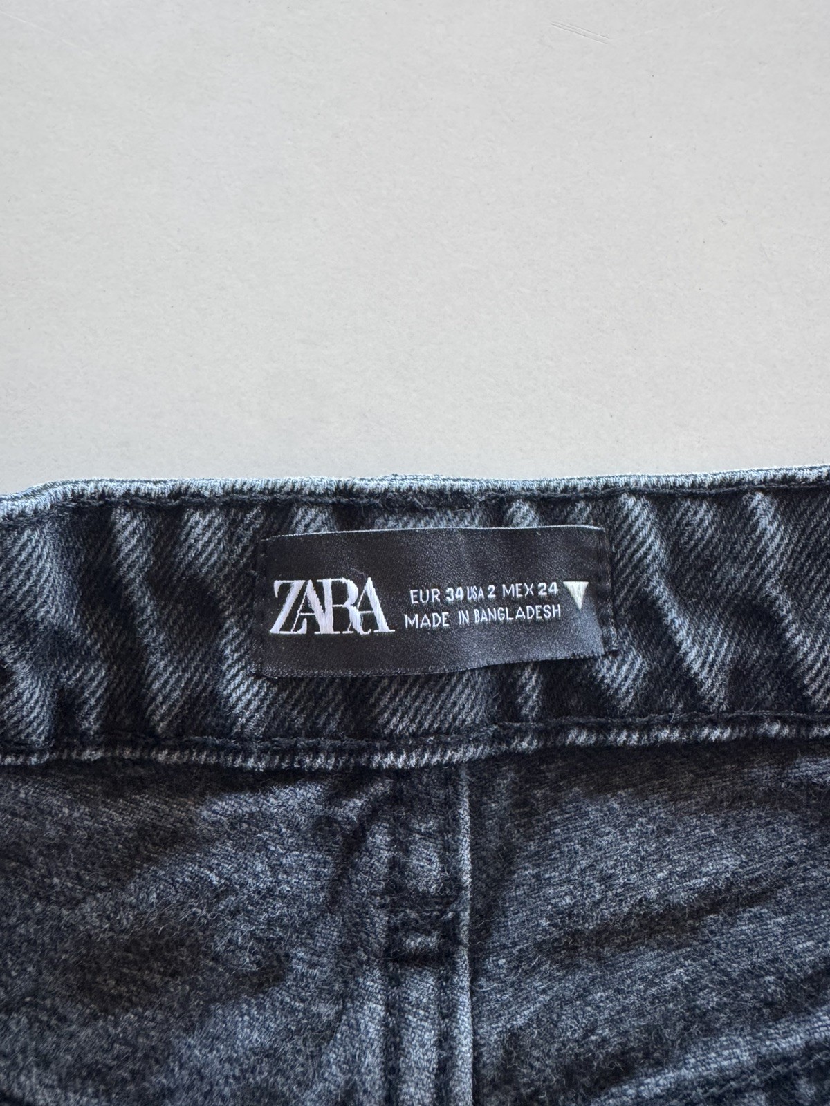 Zara Women’s Size 2 Black Acid Wash Wide Leg Jeans Raw Hem High Rise 25”