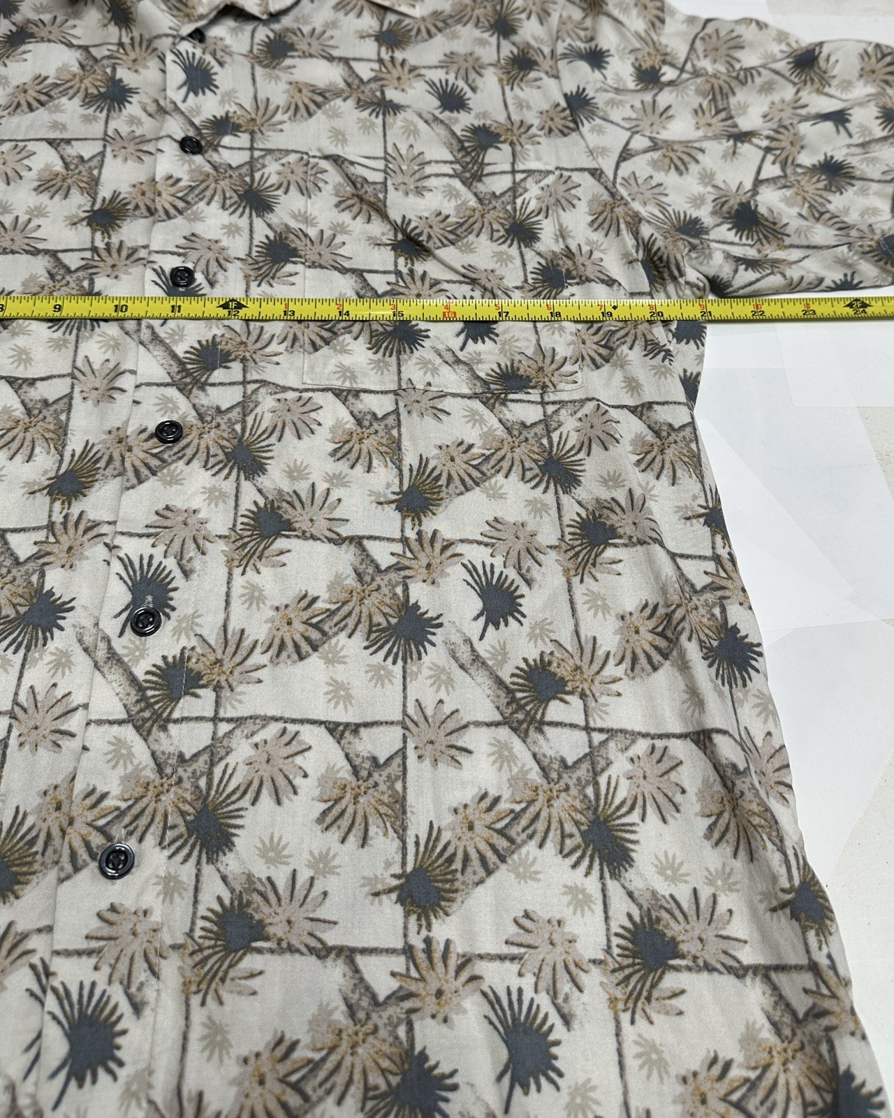 David Taylor Collection Hawaiian Shirt Men’s Short Sleeve Size Medium Cream Gray