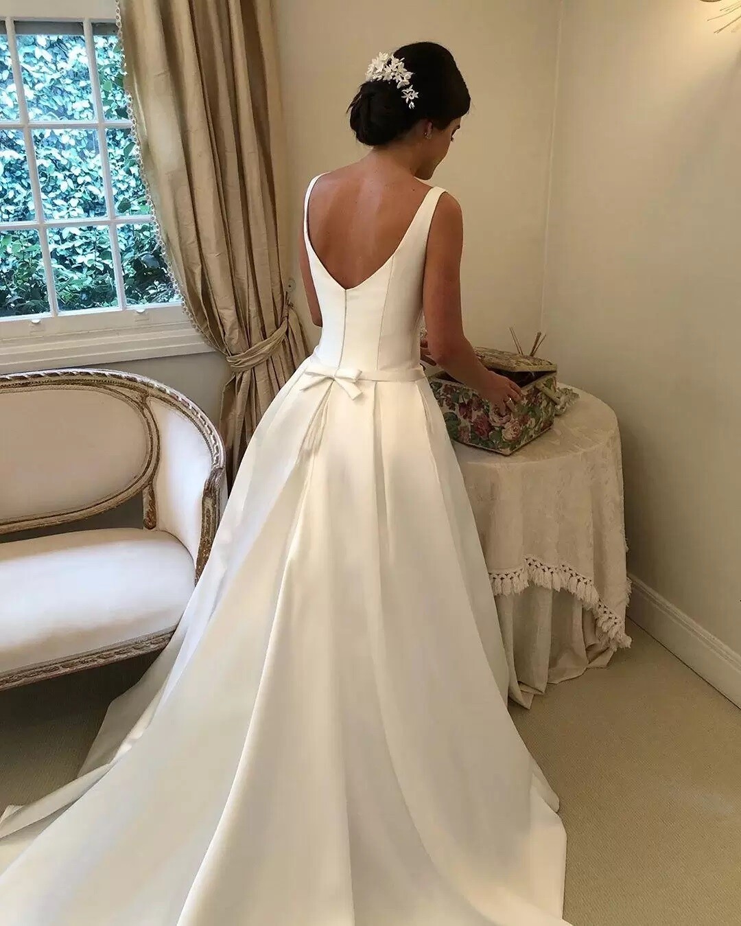 Simple Wedding Dresses Square Neck Sleeveless Satin Bridal Gown With Pockets