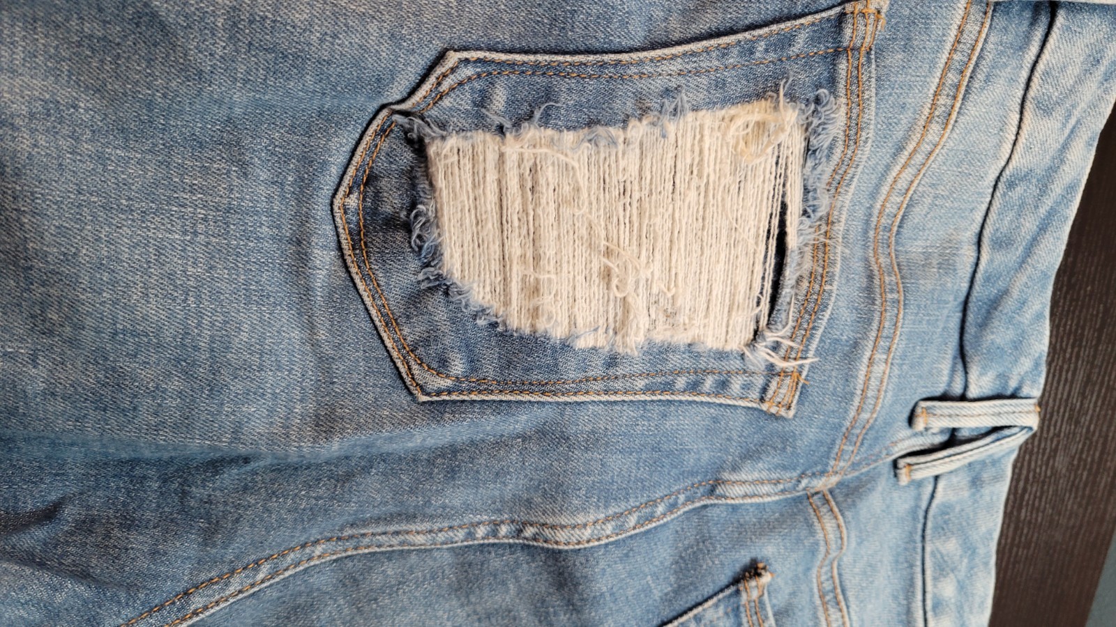 Good American Size 8 / 29 Shredded Split Back Pocket Distressed Jeans Raw Hem