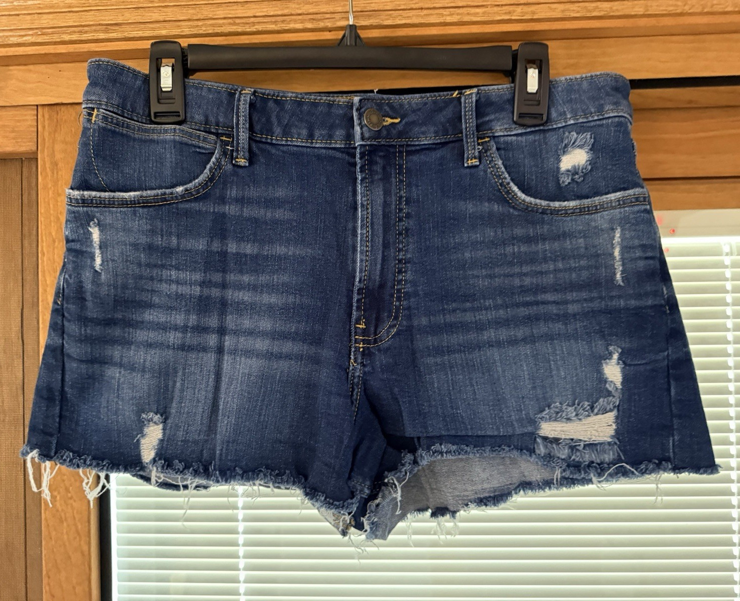 Wrangler Women’s High Rise Medium Wash Blue Denim Cut Off Shorts 5-Pocket 12