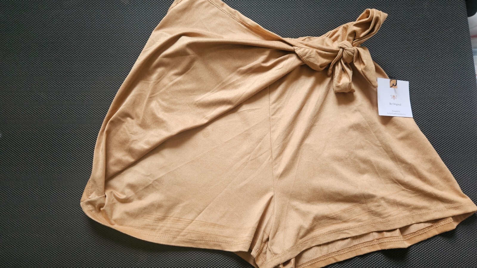 NWT Originality Faux Suede skort, camel sz Med.. Tie front, elastic waist. (64)