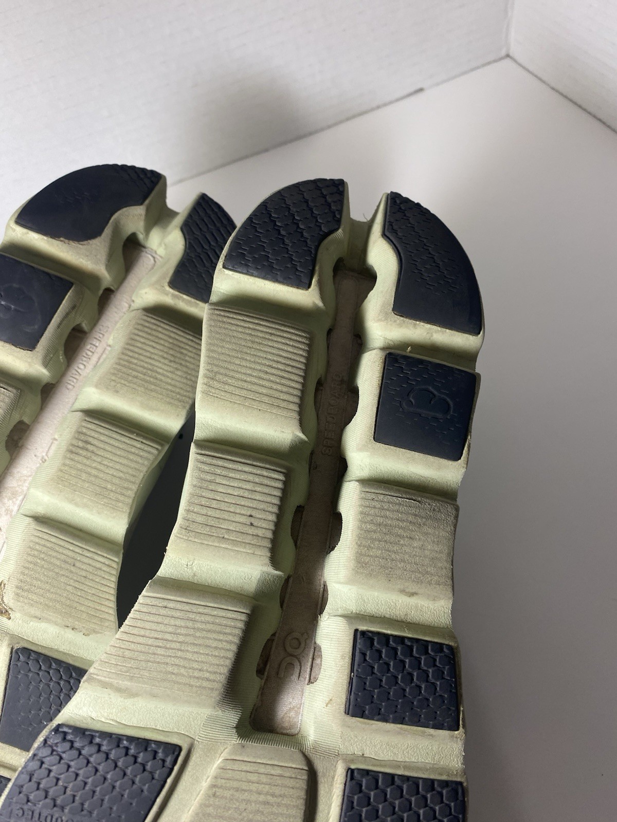 Size 12 – On Cloudstratus White Moss