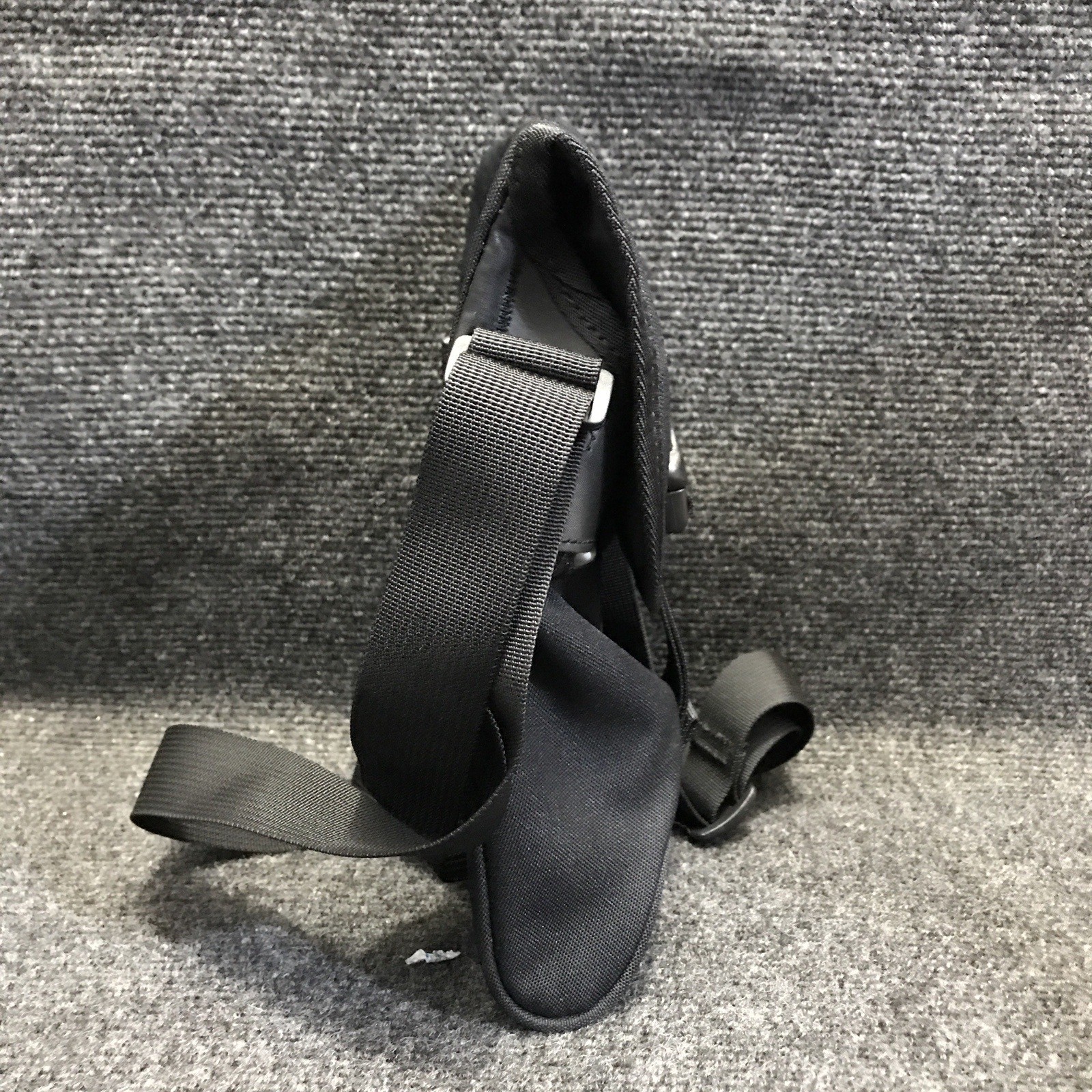 Nike BA1797-054 Black Adjustable Crossbody Shoulder Strap Bag w/ Clip Close Top