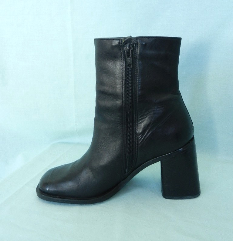 CANDIE’S Y2K Black Leather 3.5″ High Chunky Heels Square Toes Ankle Booties, 8M