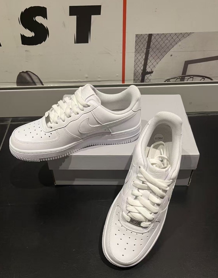 Nike Air Force 1 Low Top Triple White ’07 Mens White Sports Classic Sneaker