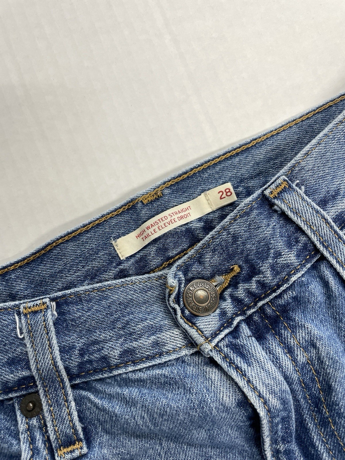 Levi’s Men’s Blue Light Wash Denim Straight Fit Jeans High Rise 5-Pocket