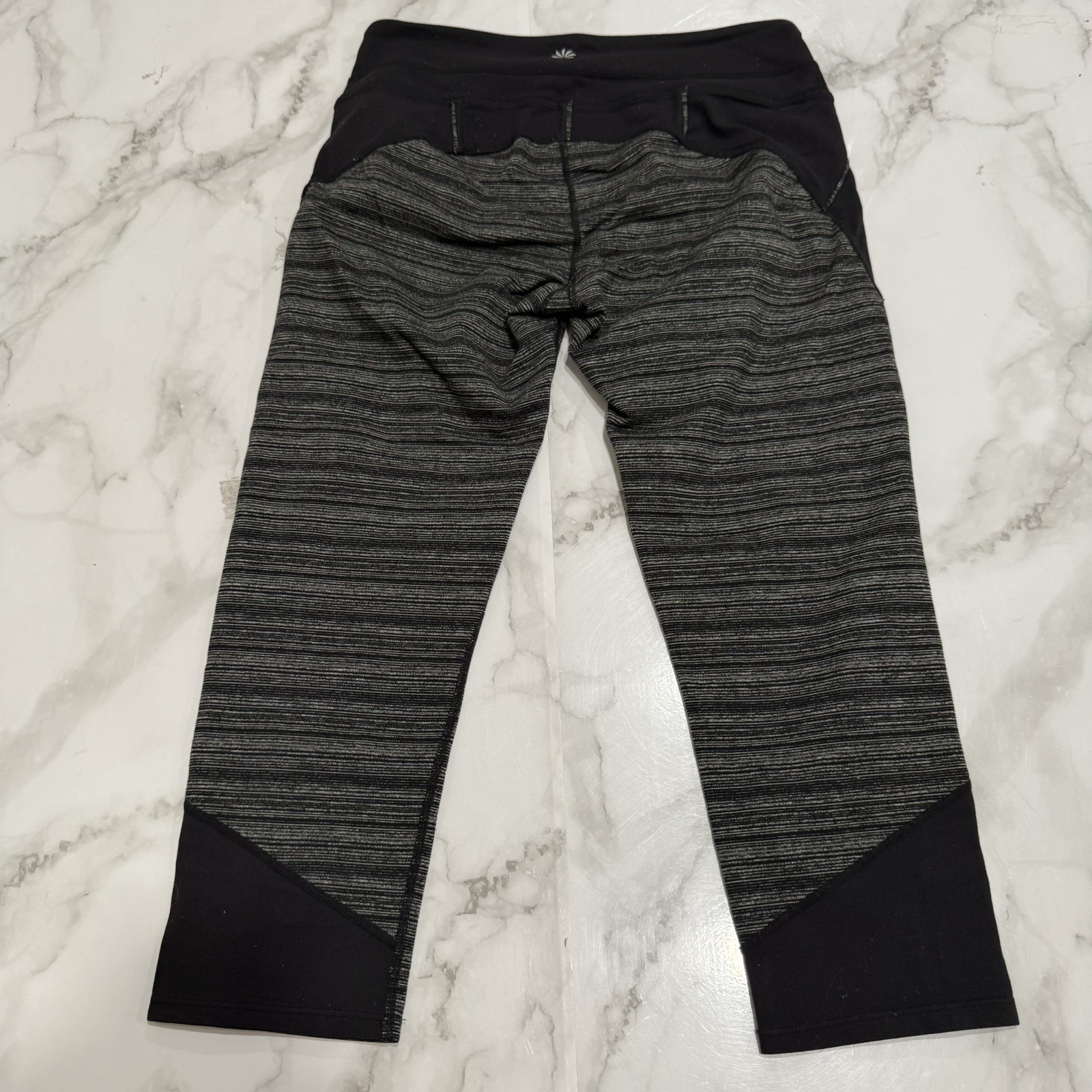 ATHLETA Salutation Stash Pocket II Capri Leggings lot of 2 Size small Nylon Span