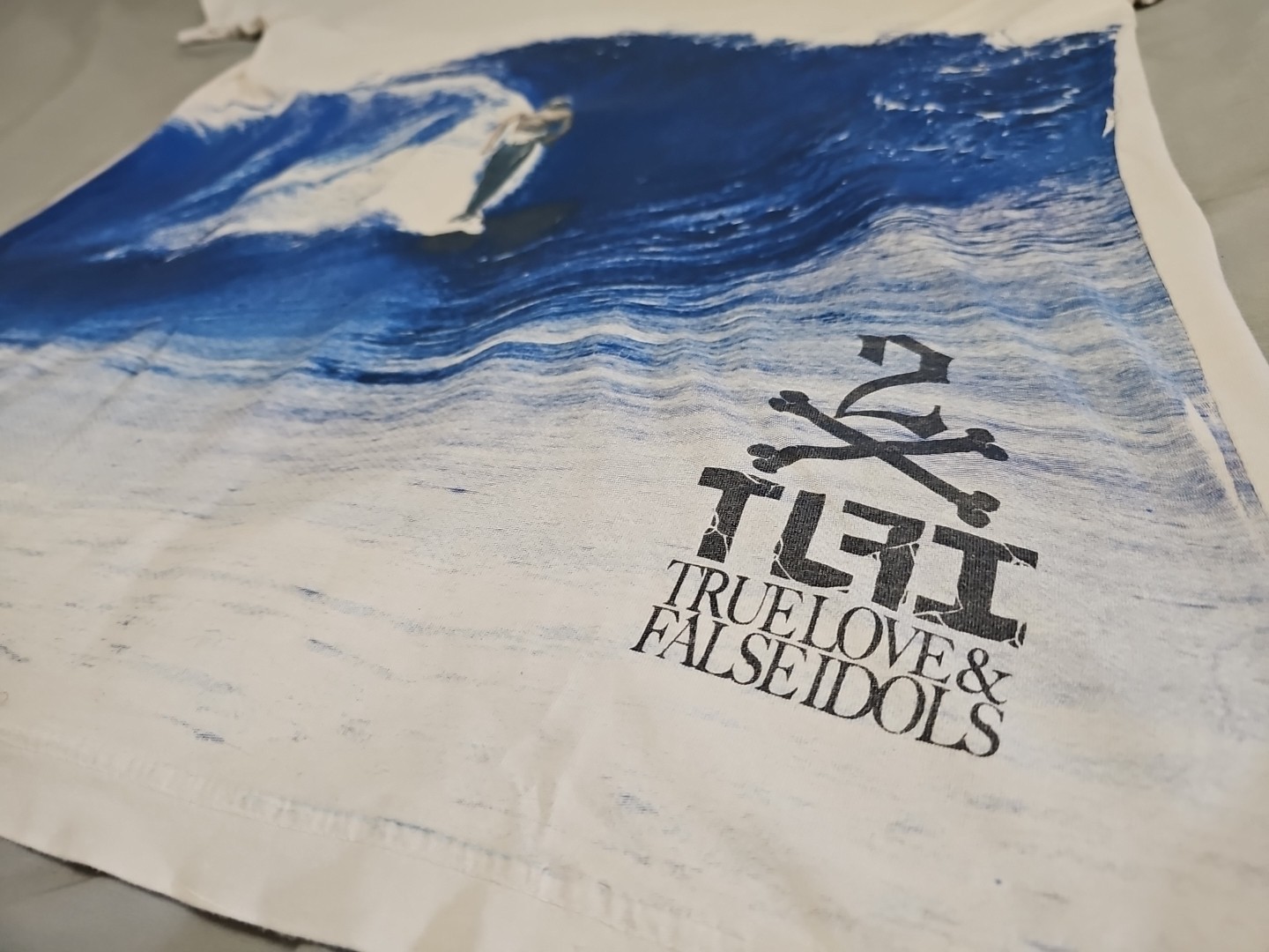 True Love & False Idols Painted Feel Muscular Wave Rider Distressed Tshirt L