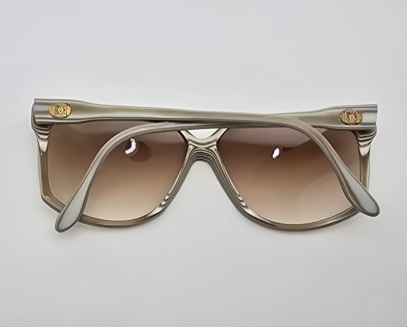 Anne Klein 3000 680 White Frame Light Brown Gradient Lens Sunglasses w Case Itay