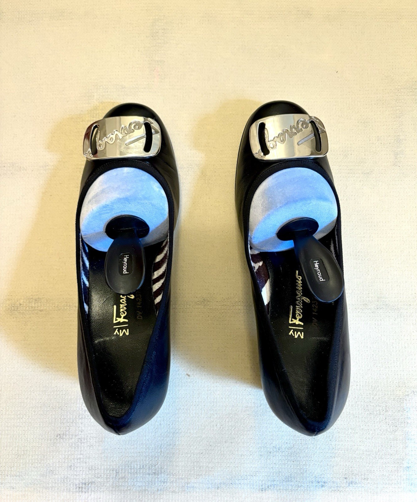 Salvatore Ferragamo Black Patent Leather Logo Pumps Round Toe 8 Original Box