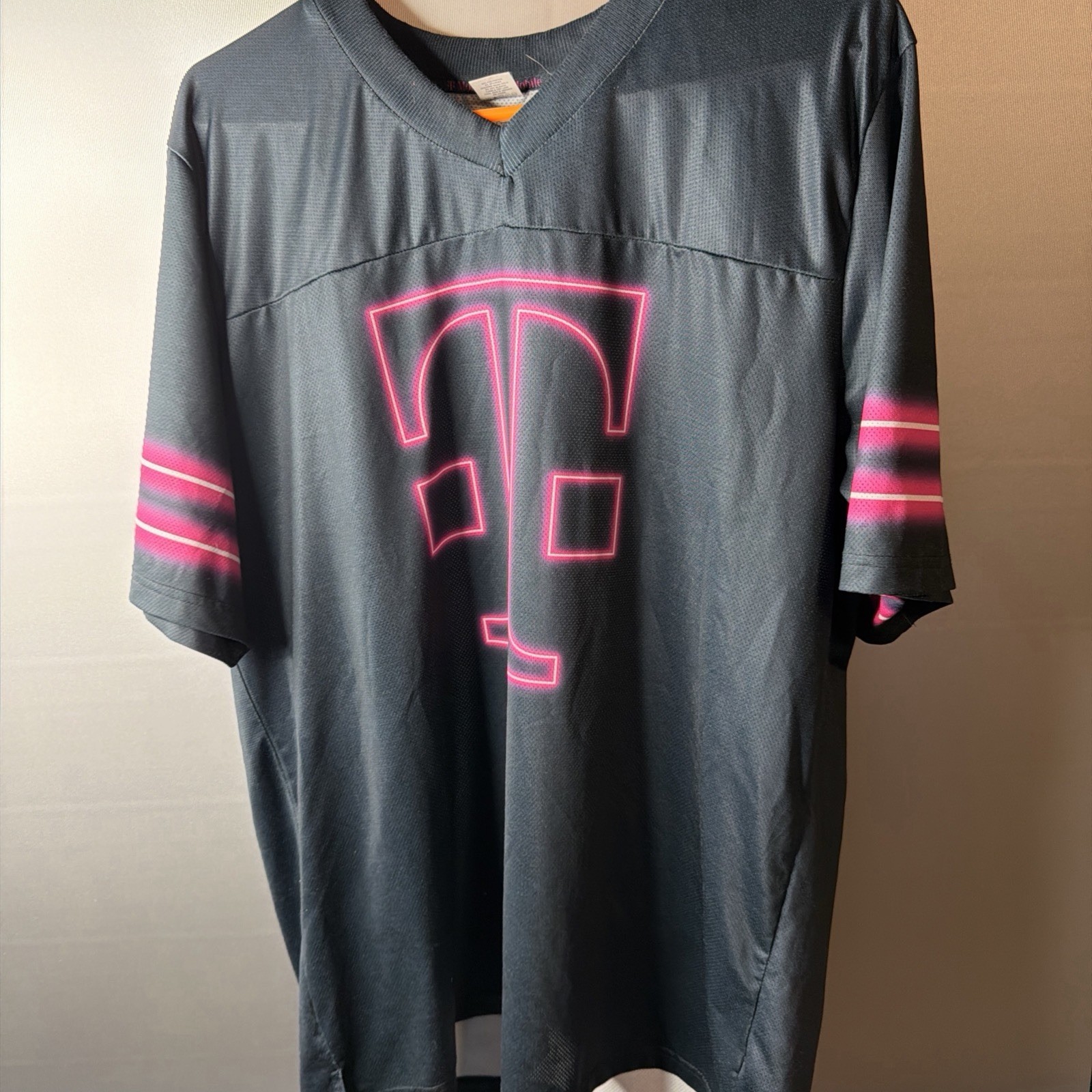 T-Mobile Men’s Large Black Friday Night 5G Lights Graphic Logo Jersey T-Shirt