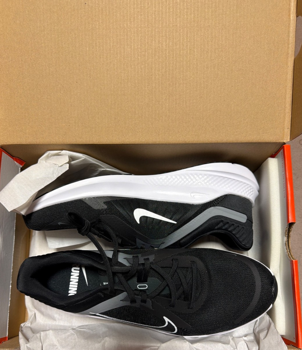 Nike Quest 5 Mens Shoes Size 10 Black White DD0204-001 Walking Comfort