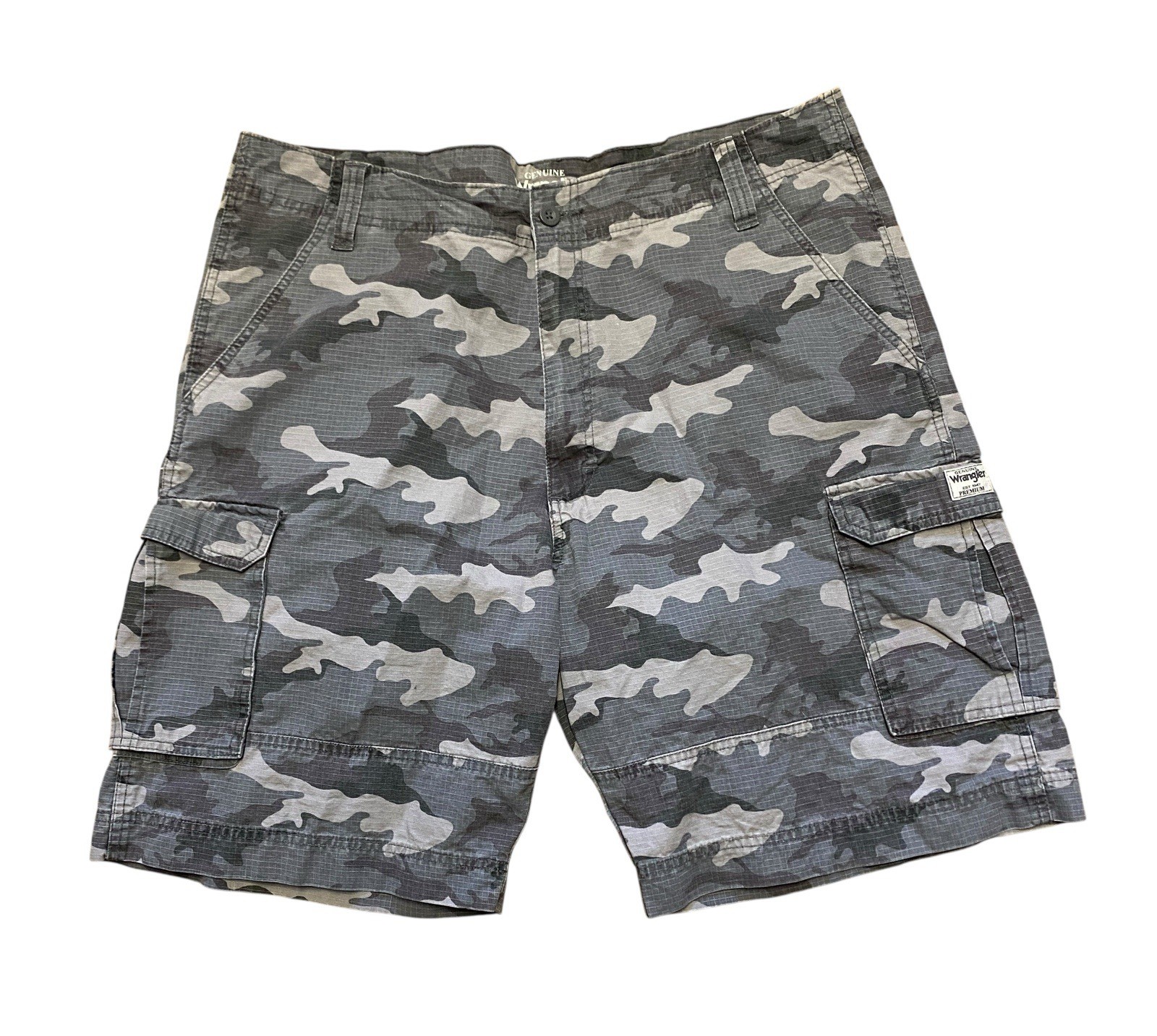 Genuine Wrangler Camo Cargo Shorts Size 40 Camouflage Relaxed Fit Hike Travel