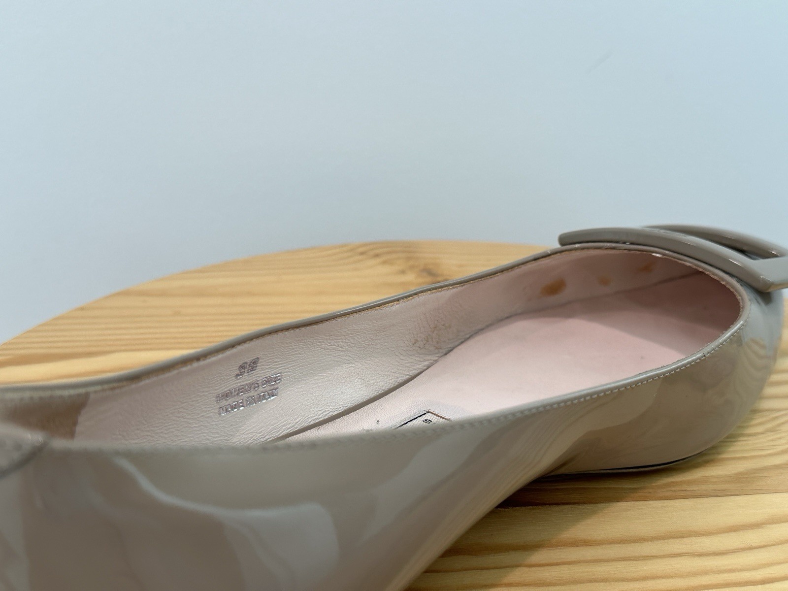 Roger Vivier Gommettine Leather Flats Beige 38 w/ Box, Dust Bag